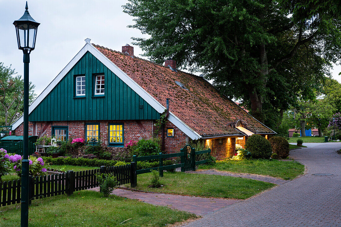 Altes Inselhaus am Süderloog in der Dämmerung, Spiekeroog, Ostfriesische Inseln, Nationalpark Niedersächsisches Wattenmeer, Nordsee, Ostfriesland, Niedersachsen, Deutschland, Europa