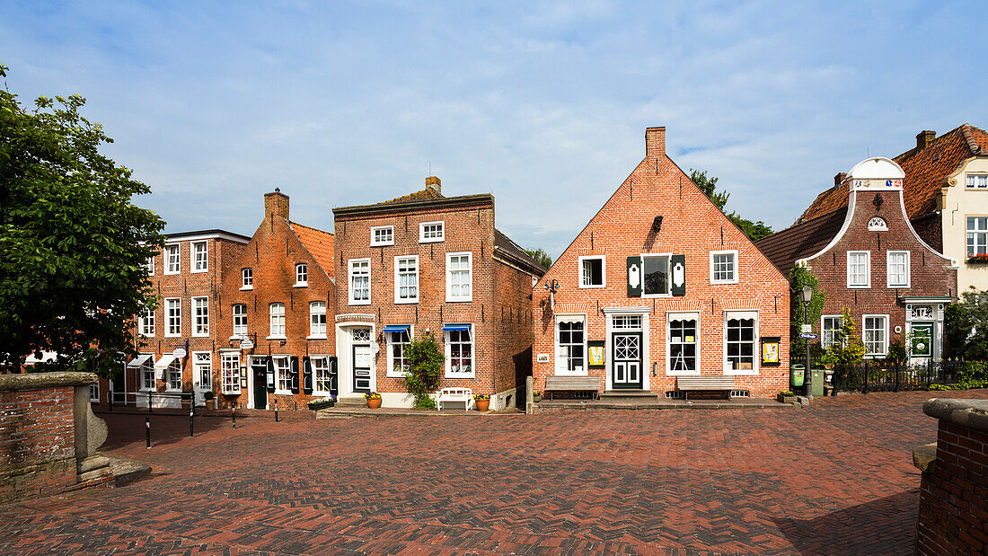 Häuser am Hafen von Greetsiel, Niedersachsen, Norddeutschland, Deutschland, Europa