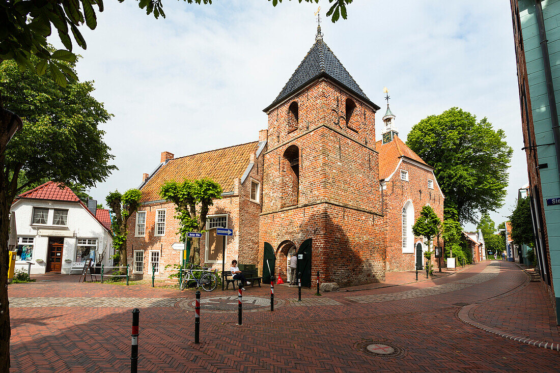 Kirche und Häuser von Greetsiel, Niedersachsen, Norddeutschland, Deutschland, Europa