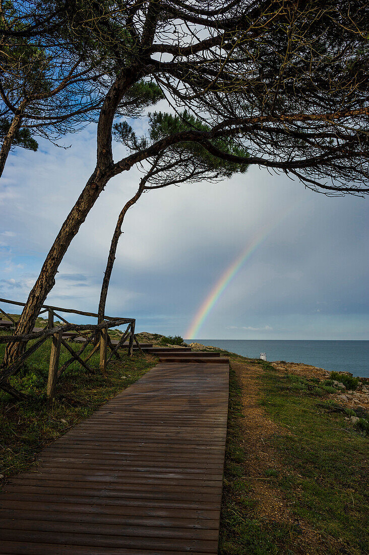 Strand und Regenbogen bei L´Escala, Costa Brava, Spanien