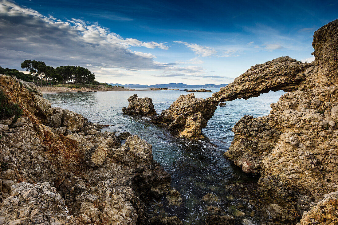 Strand und Felsen bei L´Escala, Costa Brava, Spanien
