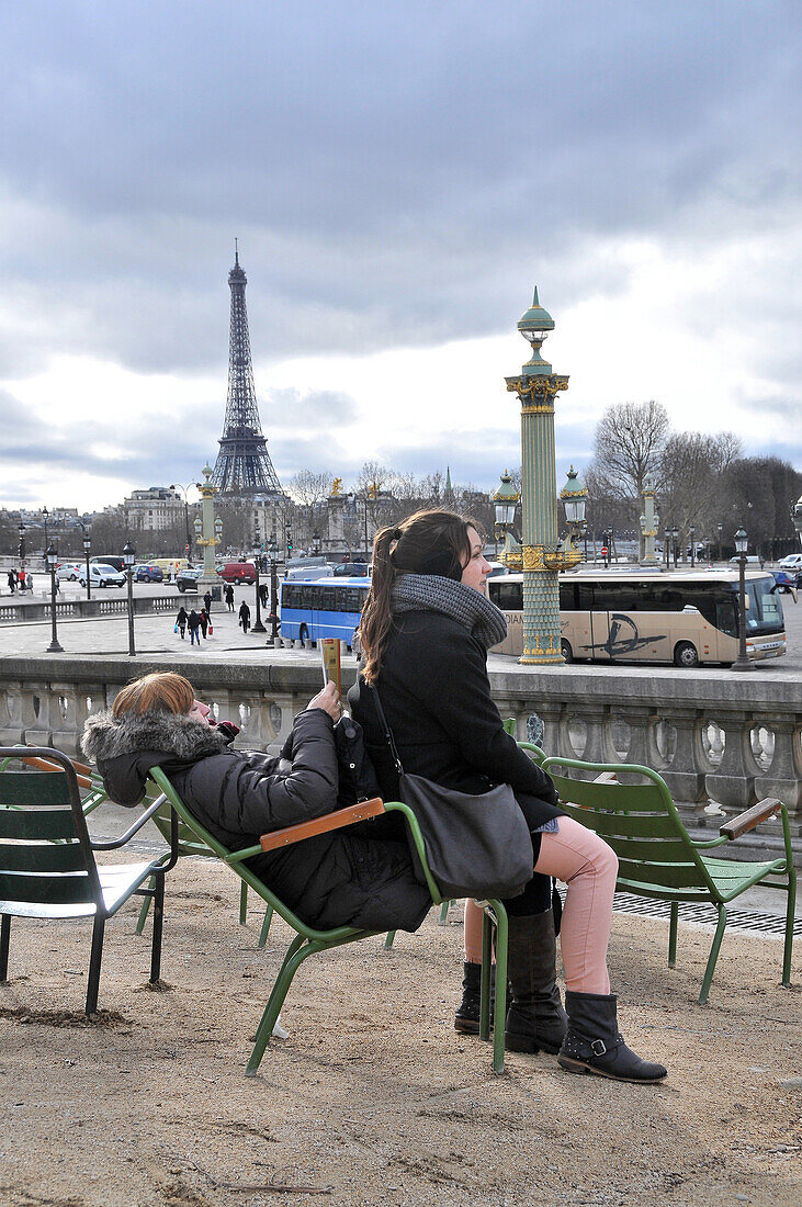in den Tuilerien am Place de la Concorde mit Blick auf den Eiffelturm, Paris, Frankreich