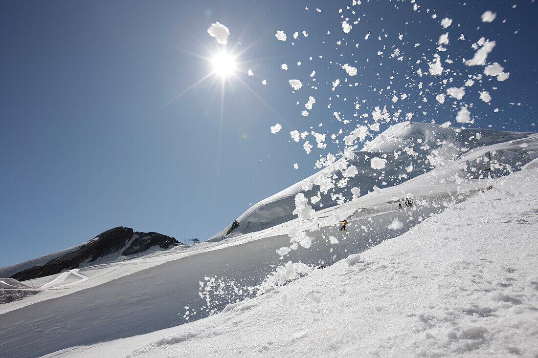 Aufgewirbelter Schnee an Halfpipe, Pitztaler Gletscher, Pitztal, Tirol, Österreich