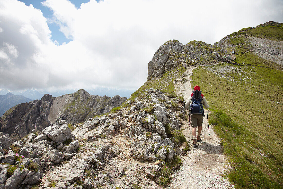 Vater mit Sohn in der Kraxe wandert, Karwendelspitze, Mittenwald, Bayern, Deutschland