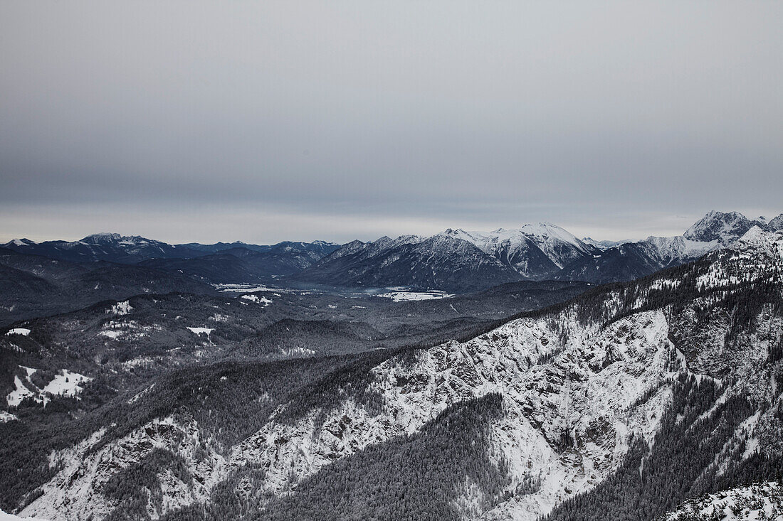 Verschneite Winterwaldlandschaft, Garmisch-Partenkirchen, Bayern, Deutschland