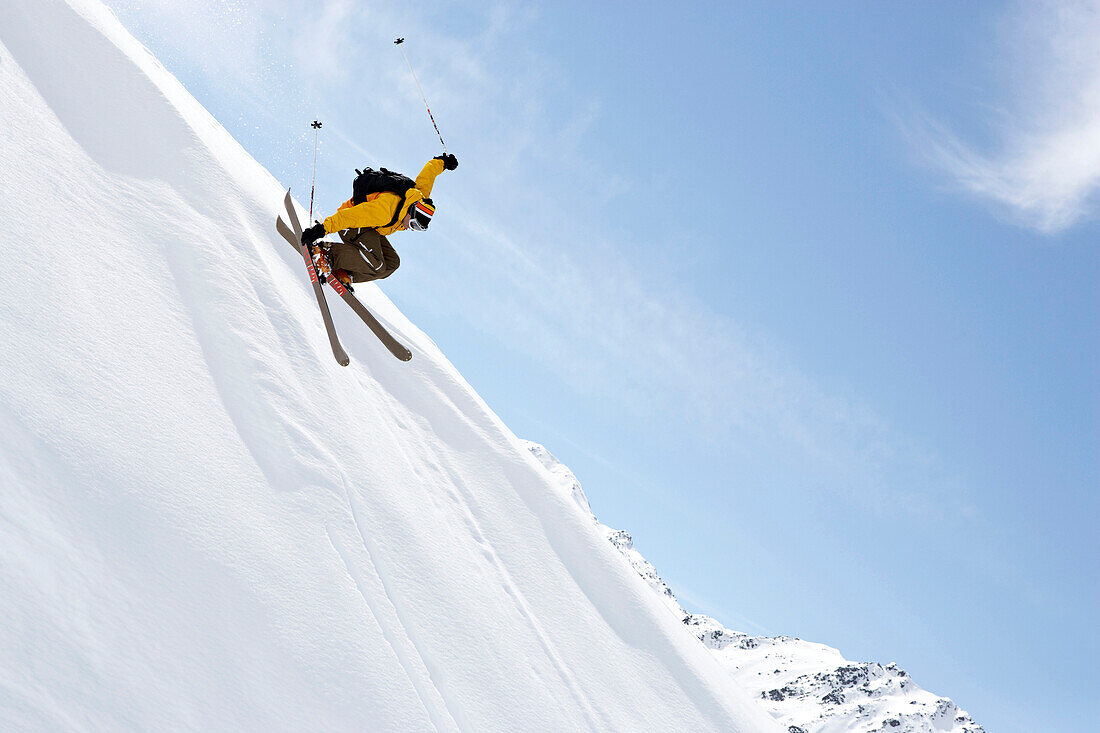Skifahrer springt über Wechte, Davos, Graubünden, Schweiz