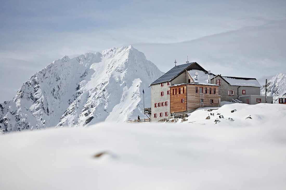 Schutzhütte Schöne Aussicht vor verschneitem Bergpanorama, Kurzras, Schnalstal, Südtirol, Alto Adige, Italien