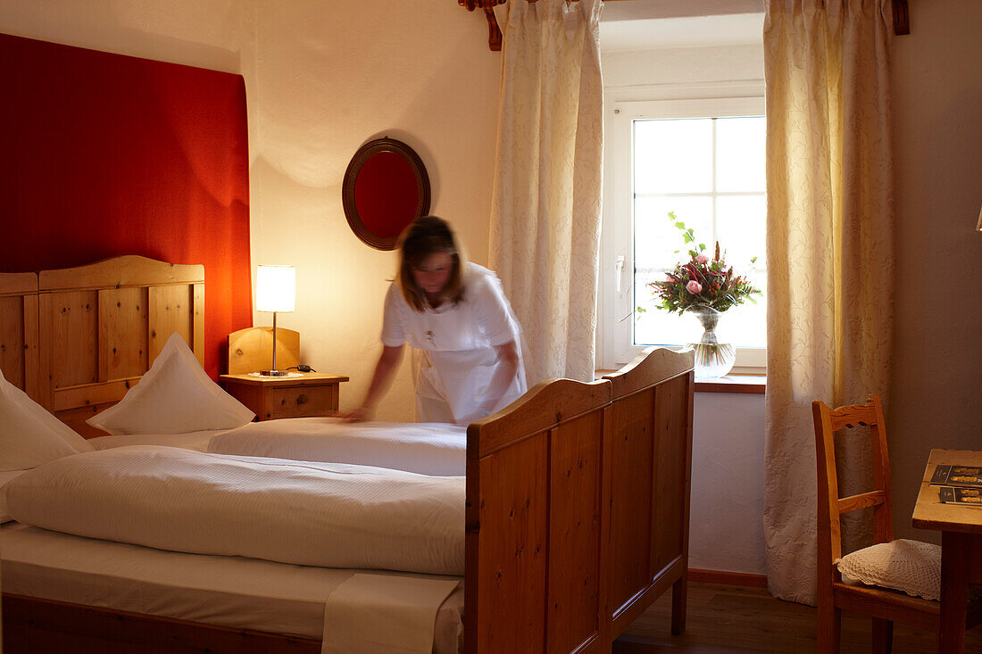 Zimmermädchen macht Betten im Hotel, Karthaus, Schnalstal, Südtirol, Alto Adige, Italien