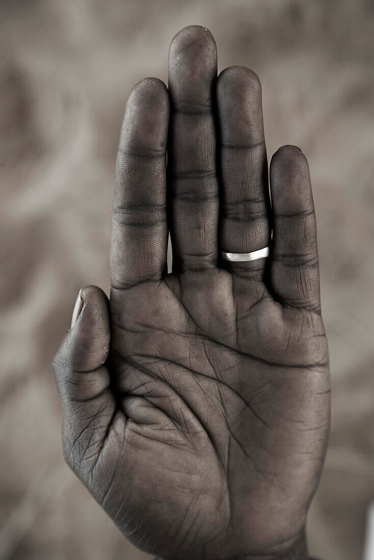 Handinnenseite mit Ring, Libyen