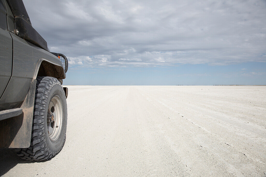 Geländewagen auf Salzsee, Kubu Island, Makgadikgadi-Salzpfannen, Botswana