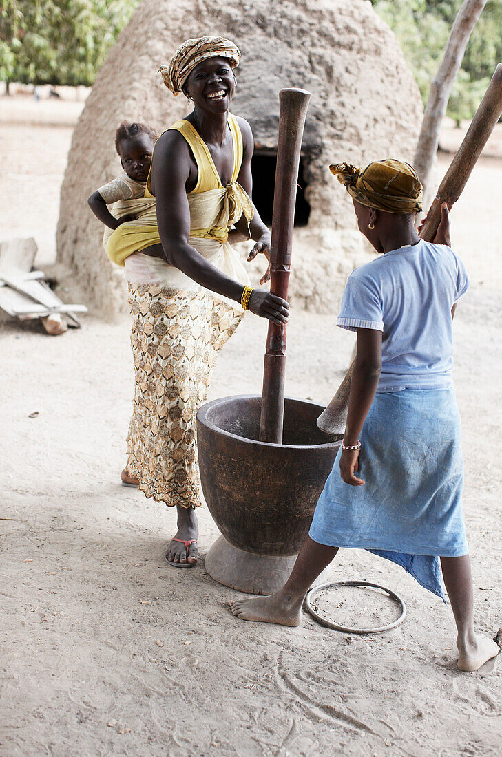 Mutter und Tochter mahlen Mais zu Mehl, Magadala, Mali
