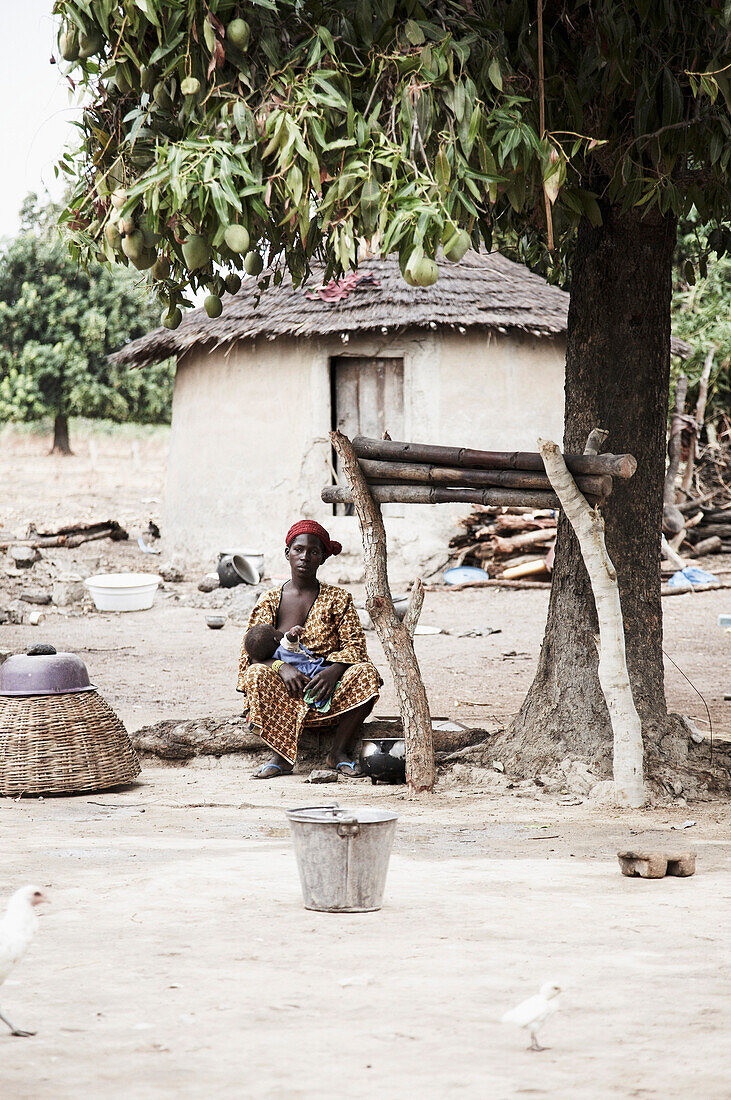 Mutter stillt ihr Baby, Magadala, Mali
