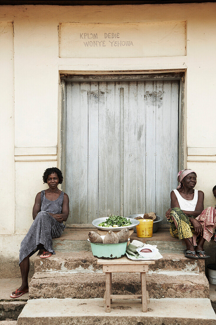 Marktfrauen sitzen auf einer Treppe, Volta-Stausee, Asuogyaman District, Ghana
