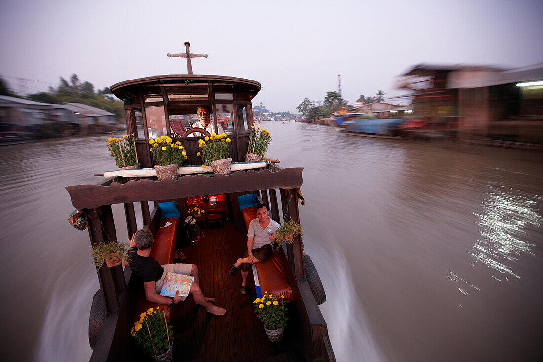 Crew und Gäste auf einem Hausboot auf dem Mekong bei Long Xuyen, An Giang Provinz, Vietnam