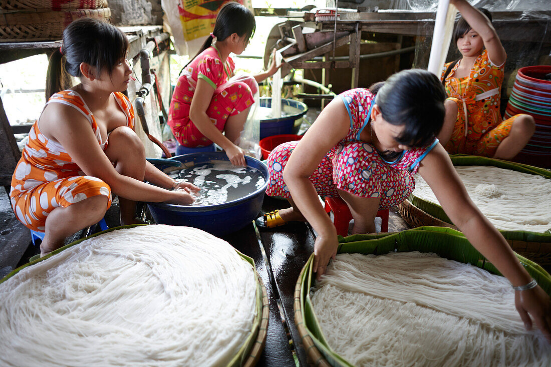 Frauen arbeiten in einer Reisnudelfabrik, Long Xuyen, An Giang Provinz, Vietnam