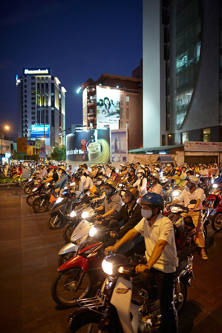 Rollerfahrer an einer Ampel bei Nacht, Ho-Chi-Minh Stadt, Vietnam