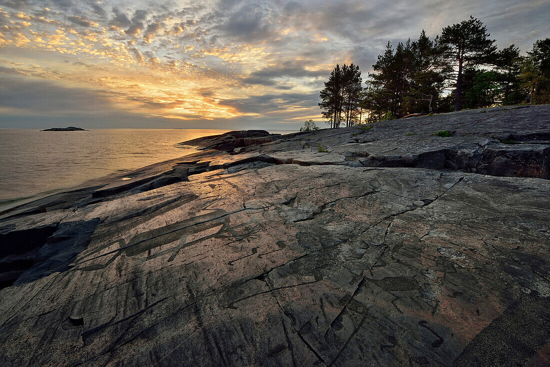 Sonnenuntergang, Petroglyphen des östlichen Ufer des Sees Onega, Republik Karelien, Russland