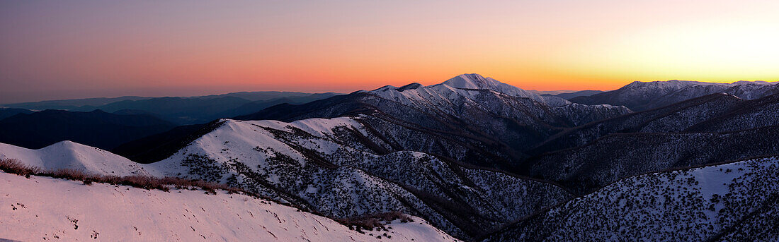 Blick von der Great Alpine Road zum Mt. Feathertop, Alpine Nationalpark, Victoria, Australien