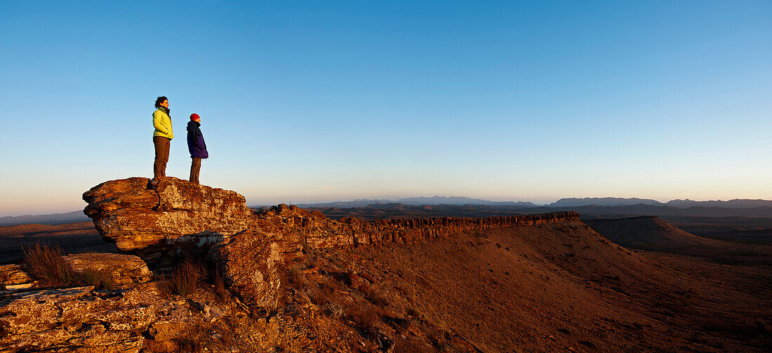 Zwei Personen betrachten den Aussicht, Die Great Wall of China, Flinders Ranges Nationalpark, Südaustralien, Australien