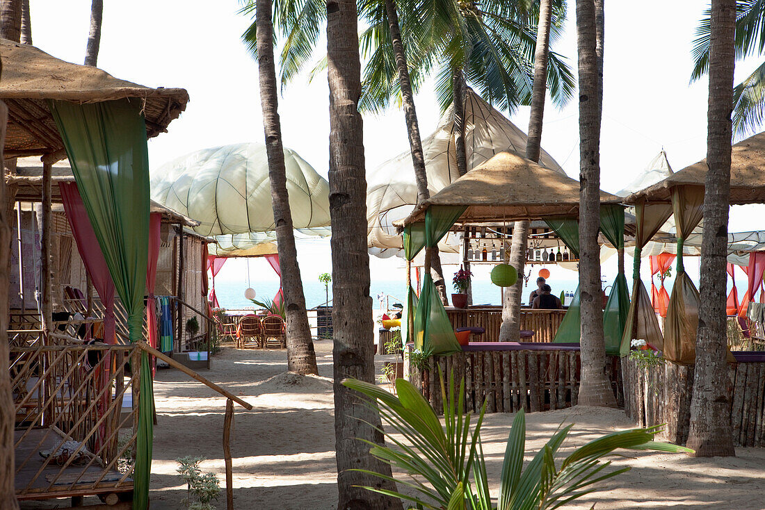 Beach Resort mit Sonnensegel, Bar und Bungalows am Strand, Agonda, Goa, Indien