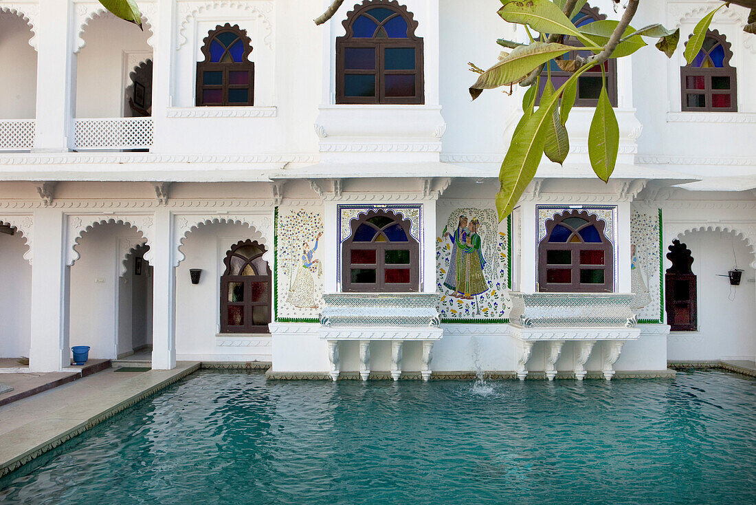 Fassade und Teich eines Luxushotels, Udaipur, Rajasthan, Indien