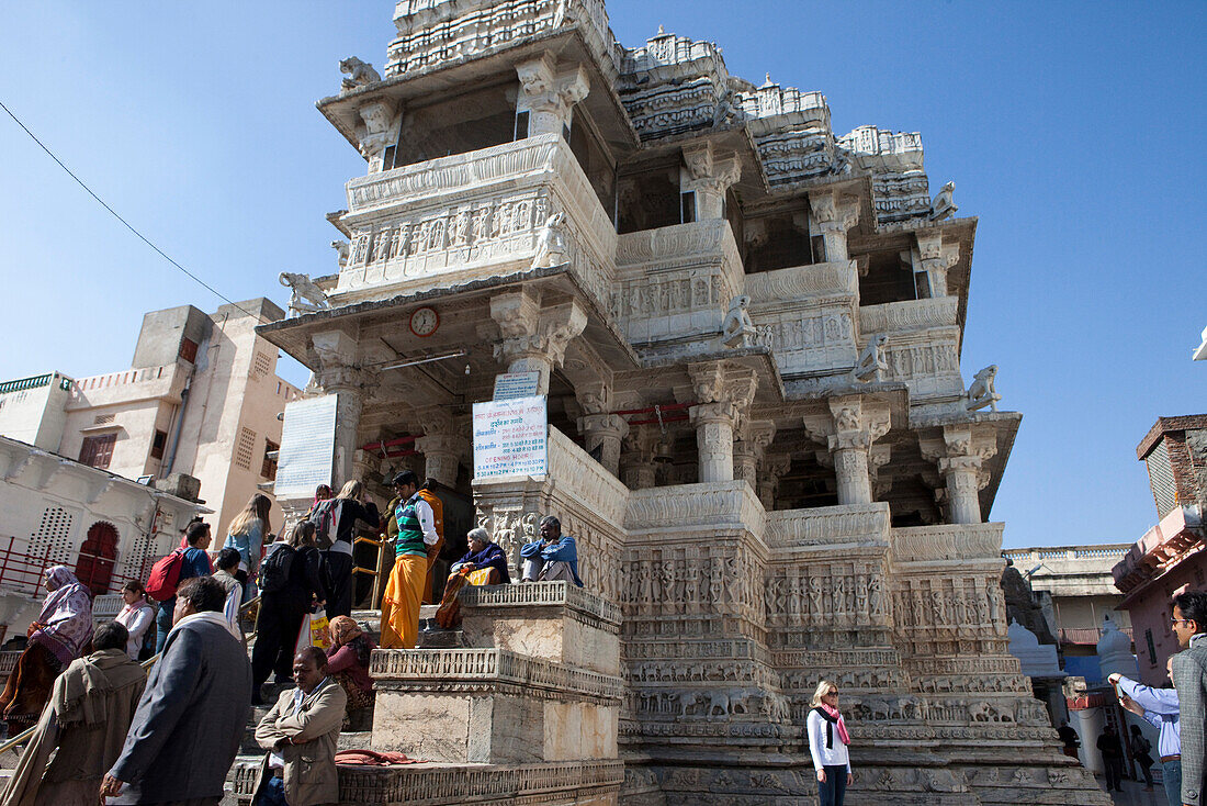 Gläubige und Touristen im Jagdish Tempel, Udaipur, Rajasthan, Indien