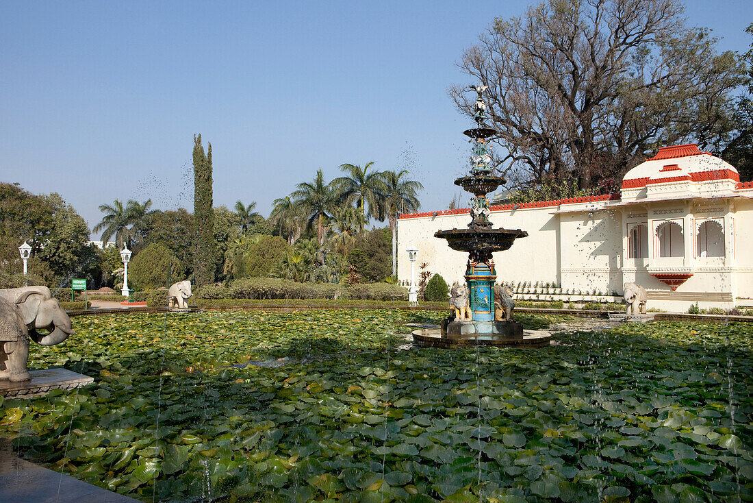 Lotusteich im Garten der Brautjungfern Saheliyon-ki-Bari, Udaipur, Rajasthan, Indien