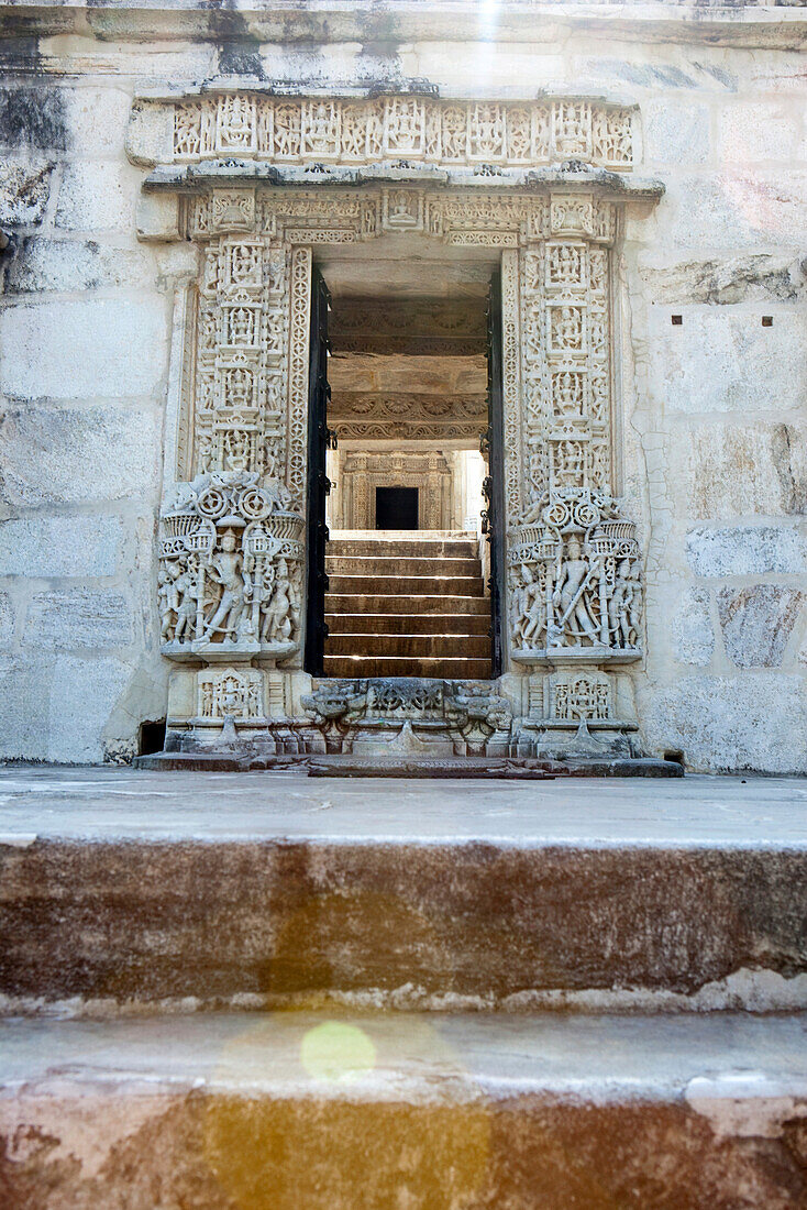 Reichlich in Stein geschnitzter Eingang zu einem Nebentempel von Ranakpur, Ranakpur, Rajasthan, Indien