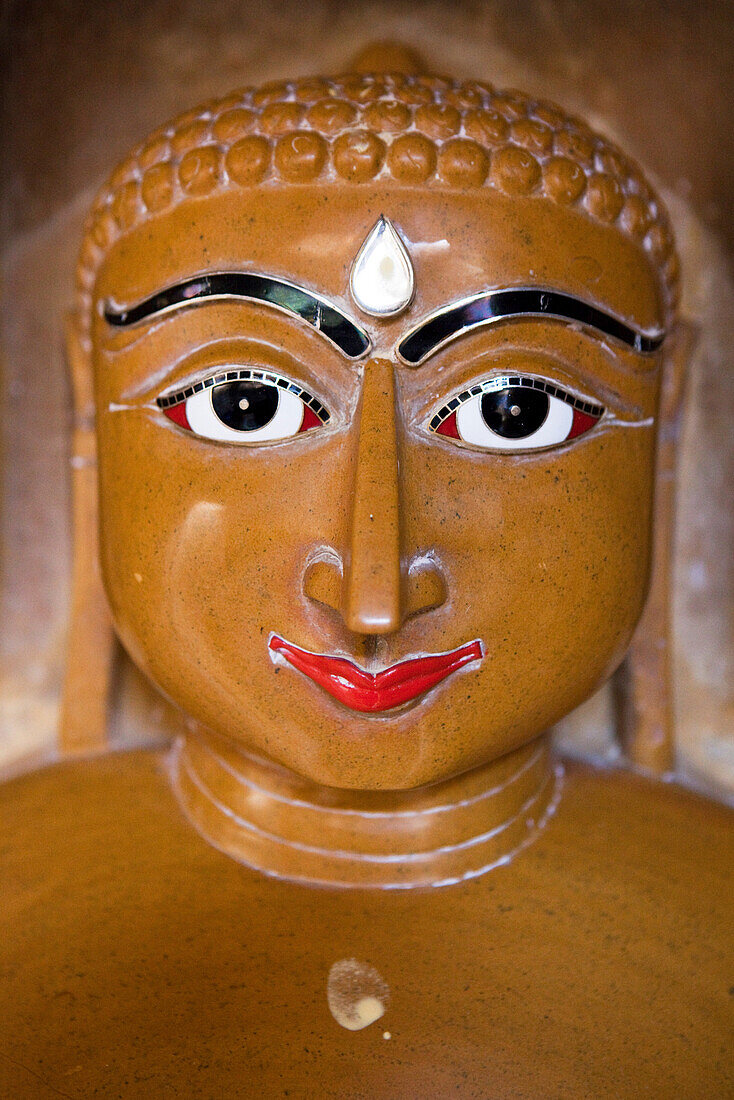 Ein Jain im jainistischen Tempel des Jaisalmer Forts, Jaisalmer, Rajasthan, Indien