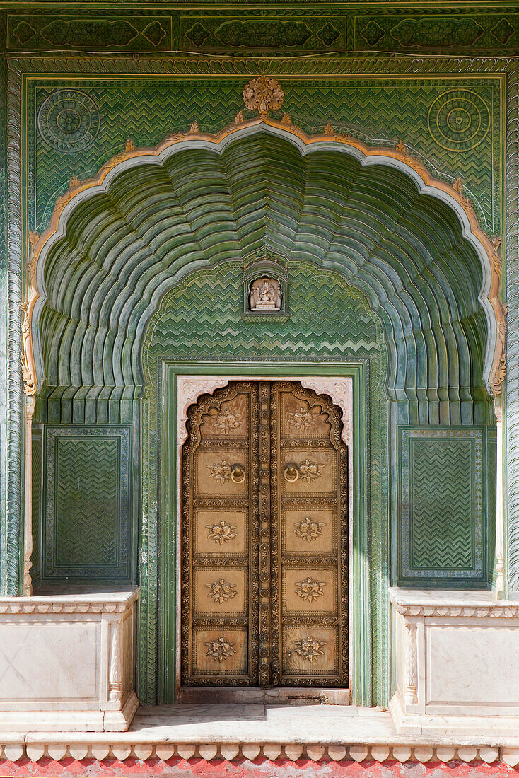 Reichlich verziertes Tor im City Palace, Jaipur, Rajasthan, Indien