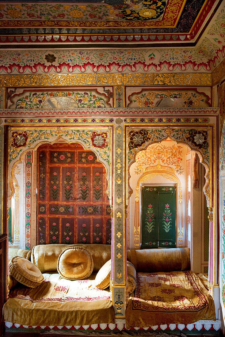Reichlich geschmückter Innenraum des Patwa Haveli, Jaisalmer, Rajasthan, Indien