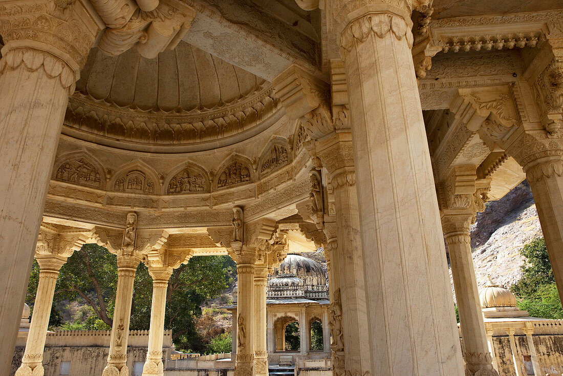 Von Säulen gestützes Gewölbe eines Scheingrabes des Royal Gaitor, Jaipur, Rajasthan, Indien
