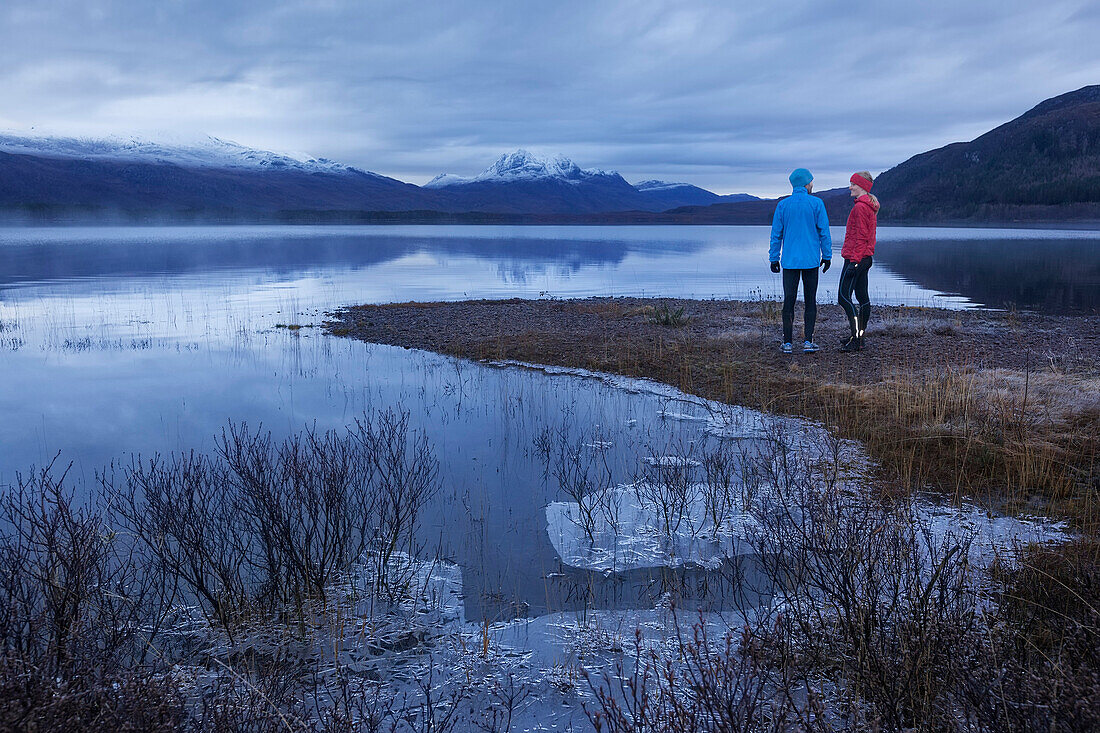 Junges Paar am Loch Maree, Northwest Highlands im Hintergrund, Schottland, Großbritannien