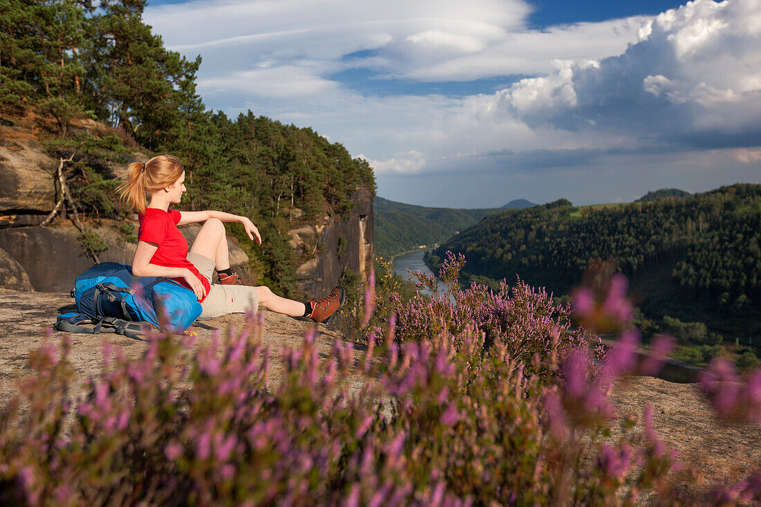 Junge Frau genießt Aussicht über der Elbe, Nationalpark Sächsische Schweiz, Sachsen, Deutschland