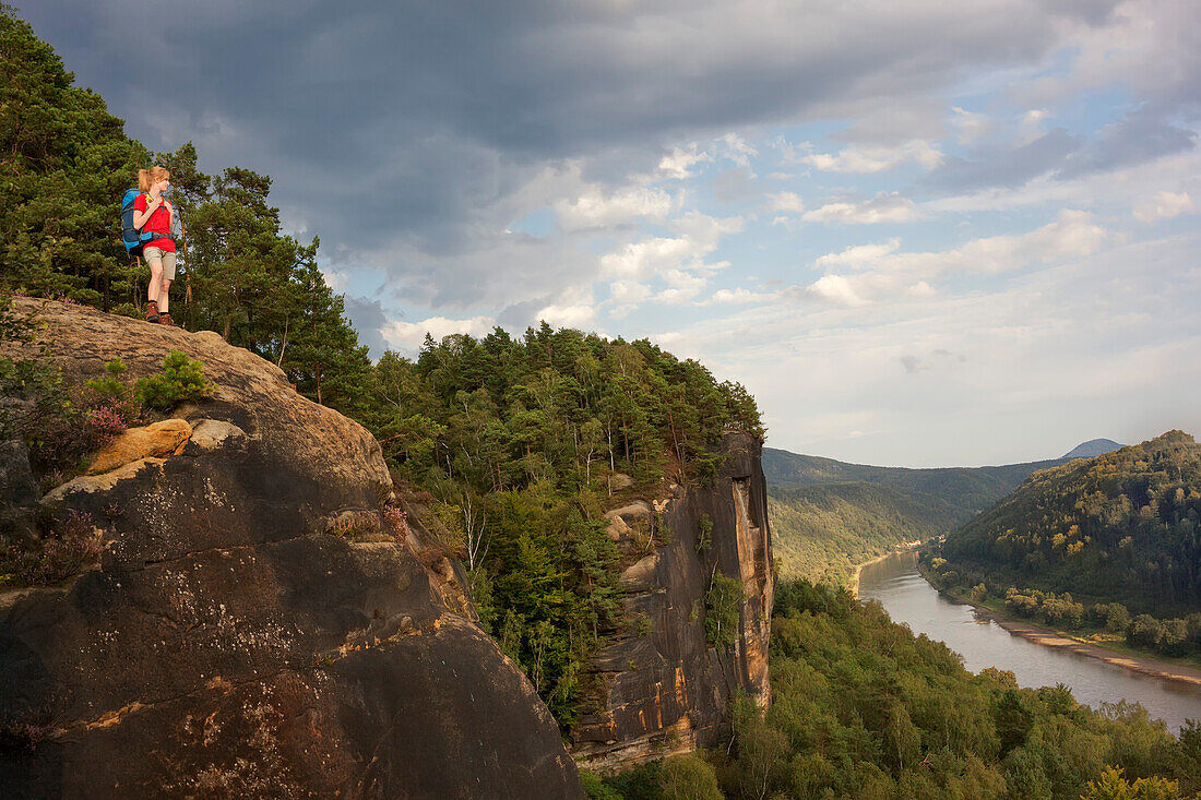 Junge Frau genießt die Aussicht über die Elbe, Nationalpark Sächsische Schweiz, Sachsen, Deutschland