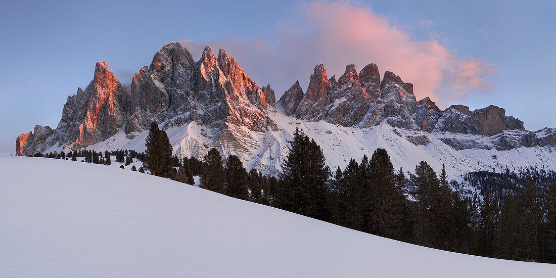 Alpenglühen auf den Gipfeln der Geislergruppe, Villnößtal, Trentino-Südtirol, Dolomiten, Italien