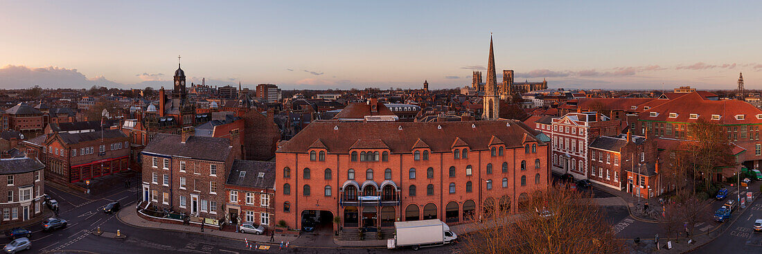 Panorama der Altstadt Kirche All Saints und dem York Minster am Abend, York, England, Großbritannien