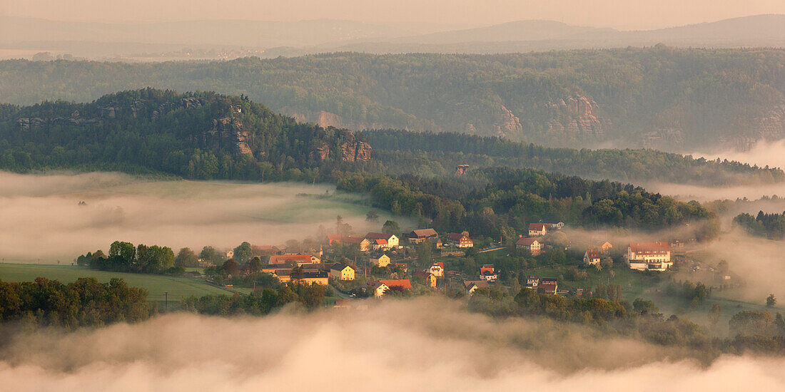 Blick auf Weißig im Morgennebel mit Rauenstein im Hintergrund, Struppen, Sächsische Schweiz, Sachsen, Deutschland