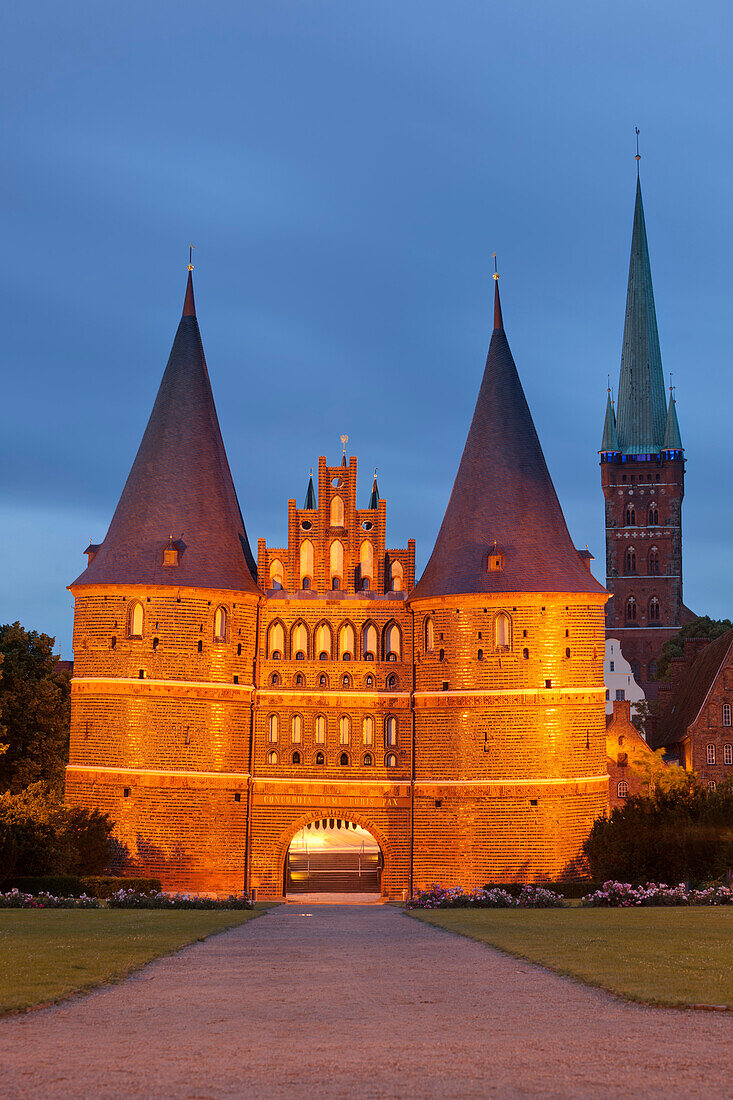 Holstentor am Abend, Petrikirche im Hintergrund, Hansestadt Lübeck, Schleswig-Holstein, Deutschland
