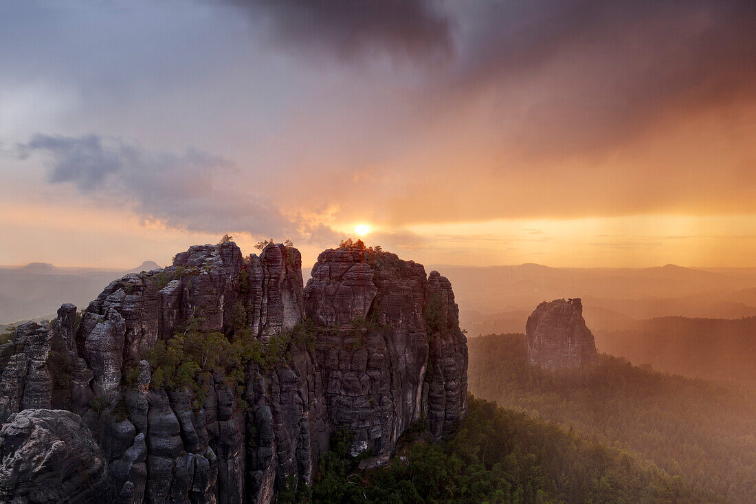 Sonnenuntergang und Regen über Schrammsteinen und Falkenstein, Nationalpark Sächsische Schweiz, Sachsen, Deutschland