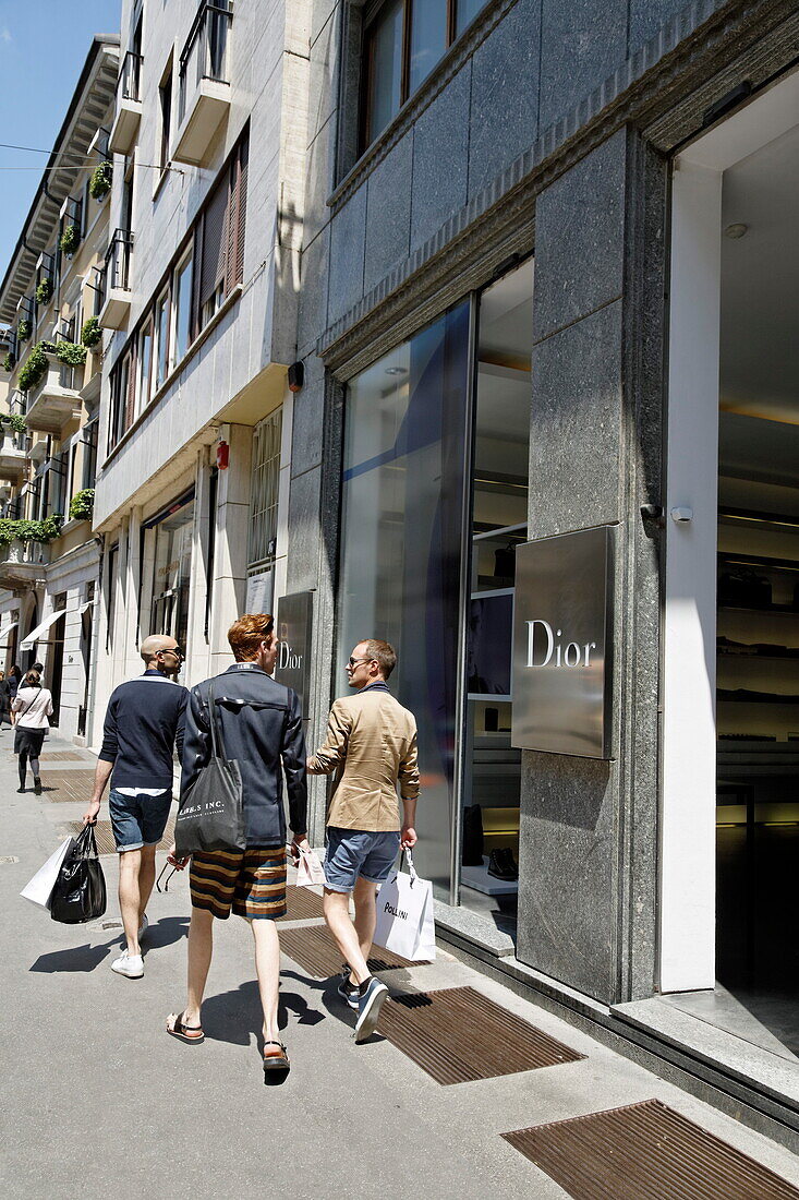 Drei Männer beim Einkaufsbummel, Via Montenapoleon, Goldenes Dreieck, Mailand, Lombardei, Italien