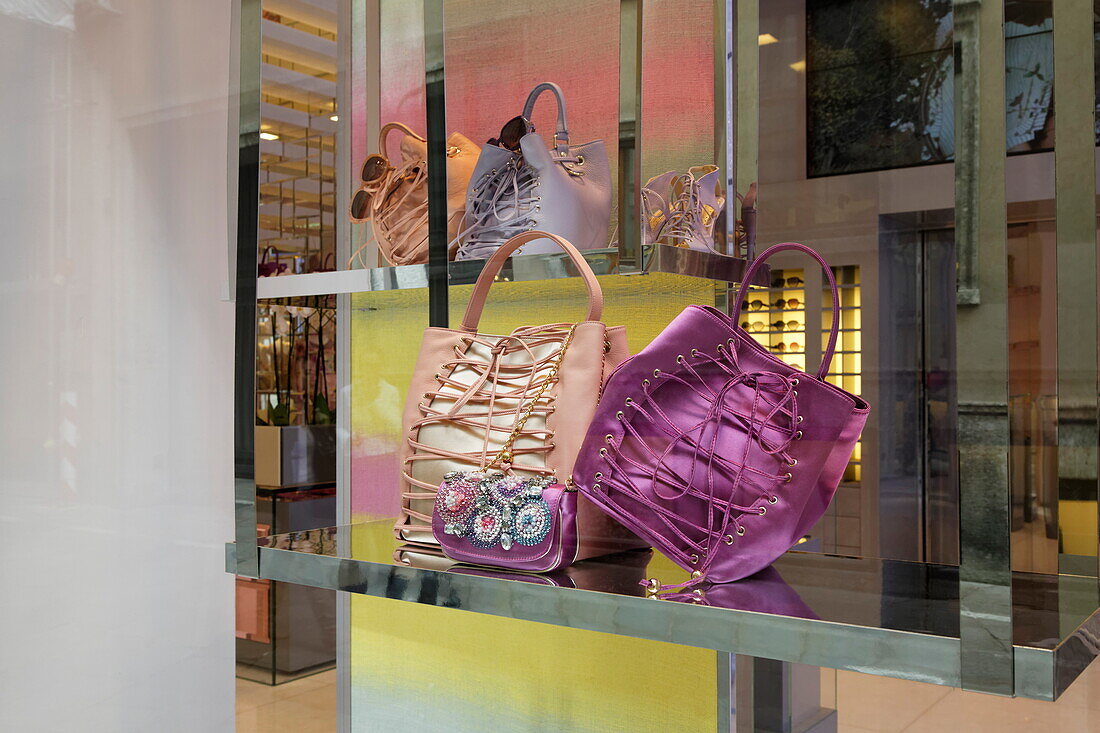 Handtaschen in einem Schaufenster, Via Montenapoleon, Goldenes Dreieck, Mailand, Lombardei, Italien