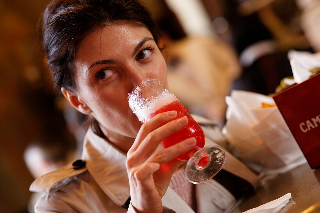 Frau genießt einen Campari Drink, Bar Camparino, Galleria Vittorio Emanuele II, Mailand, Lombardei, Italien