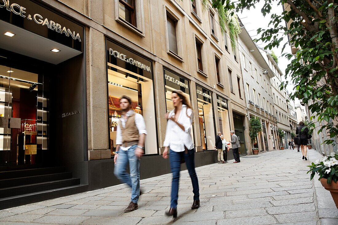 Fußgänger laufen an Dolce und Gabbana vorbei, Via della Spiga, Goldenes Dreieck, Mailand, Lombardei, Italien