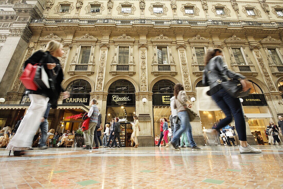 Personen beim Einkaufen in Galleria Vittorio Emanuele II, Mailand, Lombardei, Italien