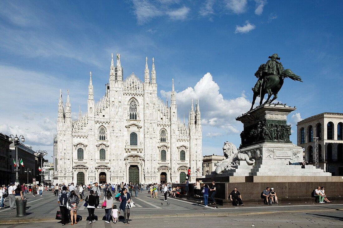 Piazza del Duomo mit Reiterstandbild und Mailänder Dom, Mailand, Lombardei, Italien