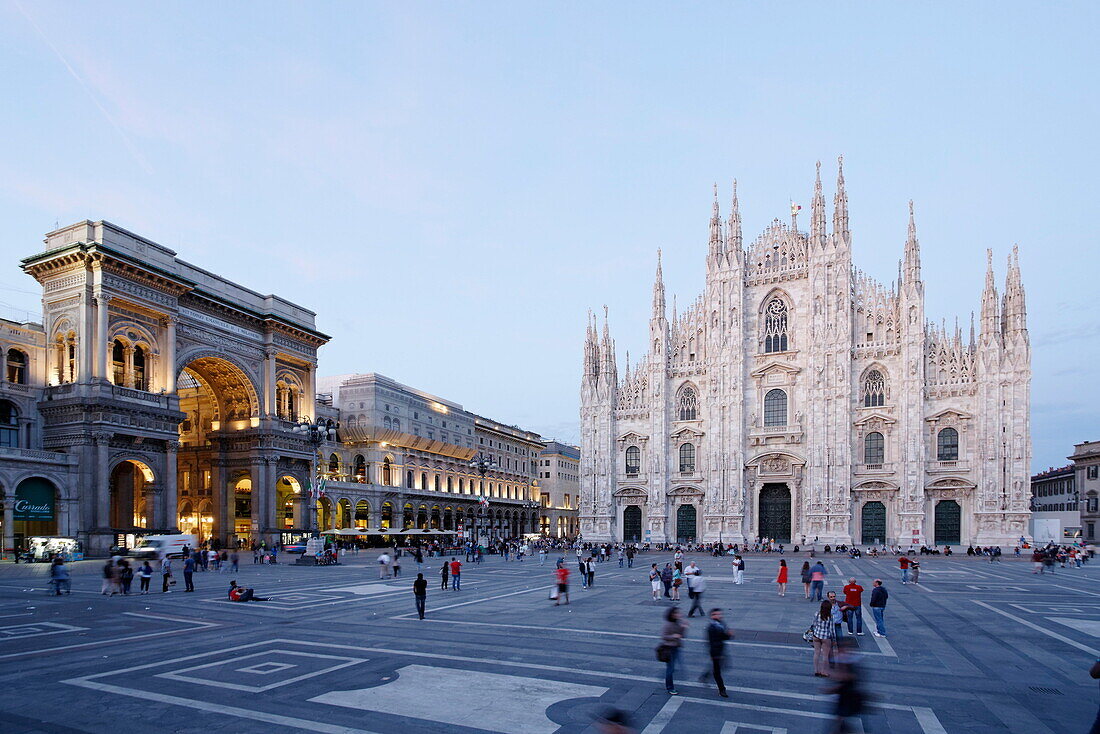 Piazza del Duomo mit Mailänder Dom und Galleria Vittorio Emanuele II am Abend, Mailand, Lombardei, Italien