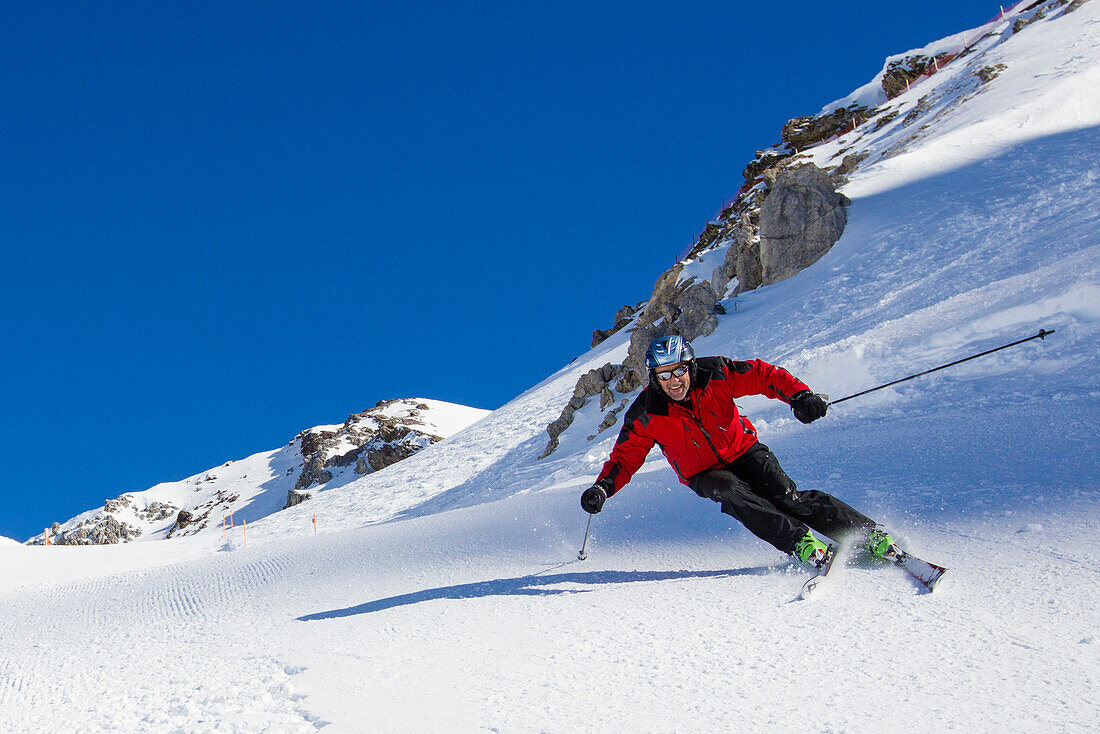 Skifahrer fährt vom Parpaner Rothorn ab, Lenzerheide, Kanton Graubünden, Schweiz