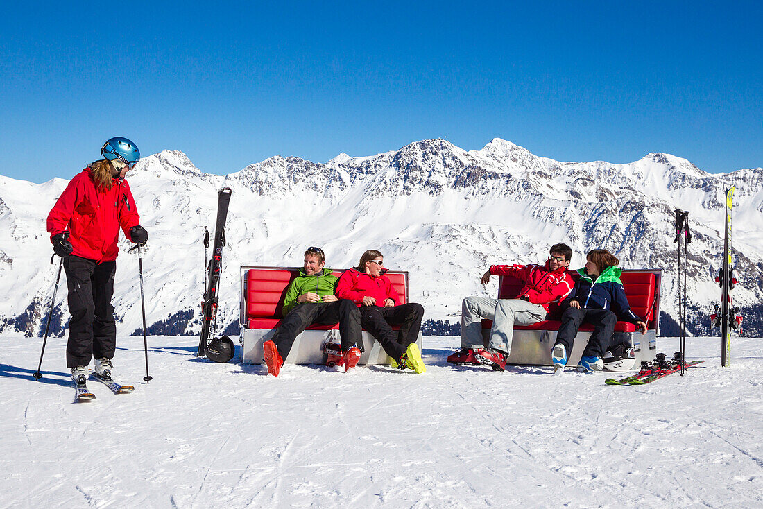 Skifahrer sonnen auf Sonnenboxen, Bergstation Lavoz Bahn, Lenzerheide, Kanton Graubünden, Schweiz
