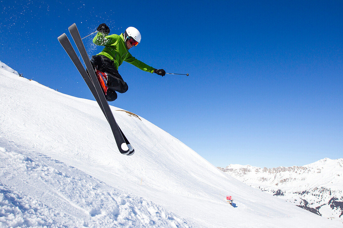 Skifahrer im Sprung, Lavoz, Lenzerheide, Kanton Graubünden, Schweiz